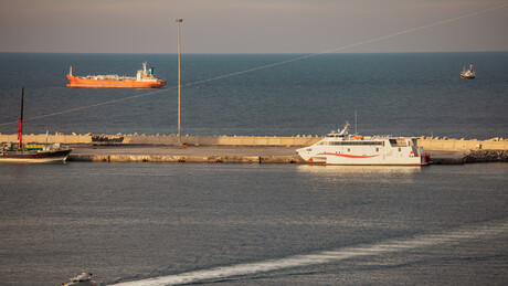 Irã não abrirá Estreito de Ormuz enquanto analisa proposta de cessar-fogo — Reuters