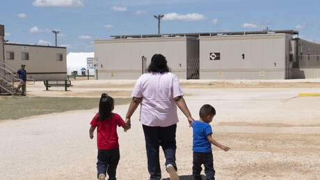 Criança de 3 anos presa sob custódia federal nos EUA relata abuso sexual em abrigo