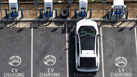 País do BRICS dá novos passos para ambiciosa meta de ter meio milhão de carros elétricos nas ruas