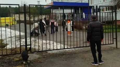 Adolescente esfaqueia professora em frente a escola na Rússia