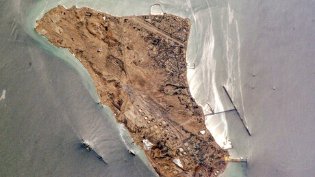 EUA atacam mais de 50 alvos militares na Ilha Kharg — WSJ