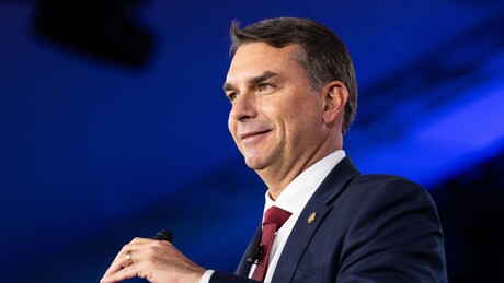 Flávio Bolsonaro admite que não analisou o projeto ao justificar voto na PL da misoginia