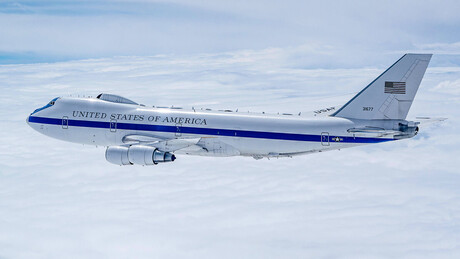 Avião do 'juízo final' dos EUA é visto realizando manobras em meio à guerra com Irã