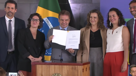 Governo Lula assina protocolo nacional para investigar crimes contra jornalistas