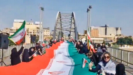 VÍDEO: Iranianos estendem bandeira nacional em ponte em meio às ameaças de Trump