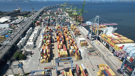 Contêineres no porto do Rio de Janeiro.