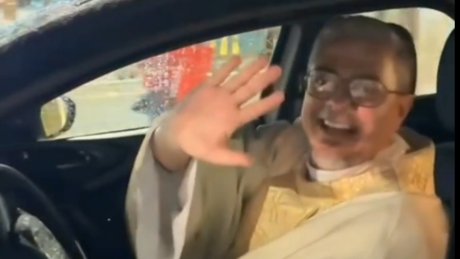'Vocês não vão acreditar!': Padre ganha um carro em uma rifa que ele mesmo organizou