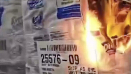 VÍDEO: Funcionário se revolta e filma a si mesmo ateando fogo em enorme depósito de papel higiênico