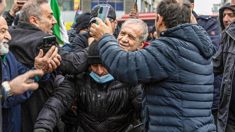 VÍDEO: Presidente iraniano tira selfies com populares pelas ruas de Teerã