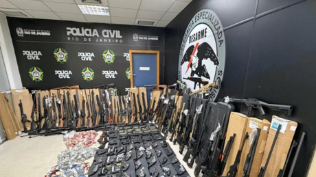 Polícia apreende mais de 160 armas e quase 8 mil munições em operação no Rio de Janeiro