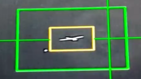 VÍDEO: Momento em que as defesas iranianas destroem drone israelense