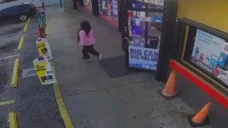 Trump compartilha vídeo gore de imigrante martelando mulher até a morte