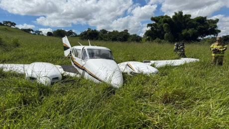 Avião de pequeno porte faz pouso de emergência e deixa ferido em Trindade (GO)