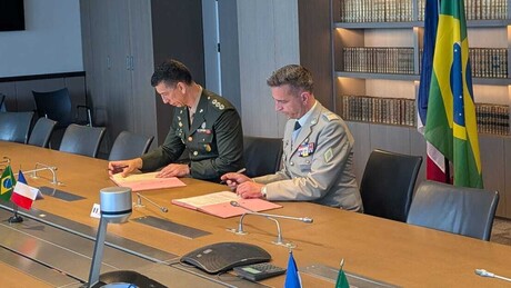 Brasil e França estreitam laços militares em Paris
