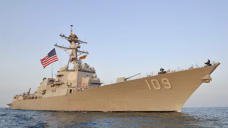 Destróier dos EUA dá meia-volta no Estreito de Ormuz após alerta do Irã — imprensa