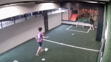 VÍDEO: Menino salva amigo de morte em campo de futebol após choque elétrico