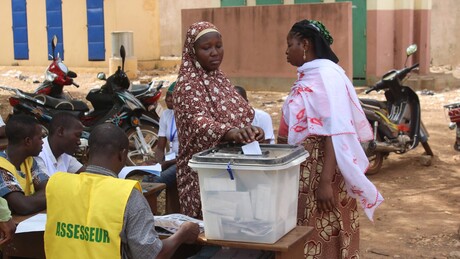 Meses após golpe militar frustrado, país africano passa por eleições presidenciais