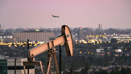 Petróleo dispara e supera os US$ 100 após Trump anunciar bloqueio do Estreito de Ormuz