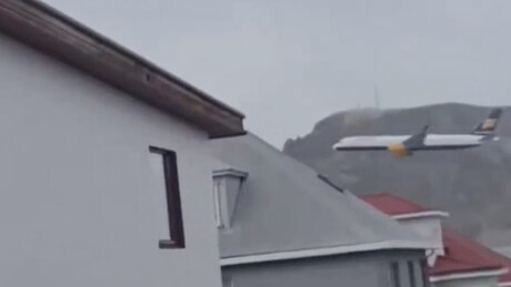 VÍDEO: Piloto faz manobra arriscada e assusta população em último voo antes de se aposentar