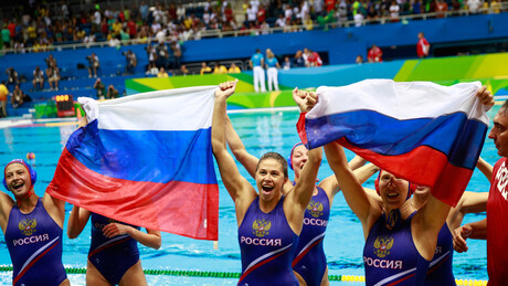 Federação Internacional de Natação autoriza atletas russos a competirem com bandeira e hino