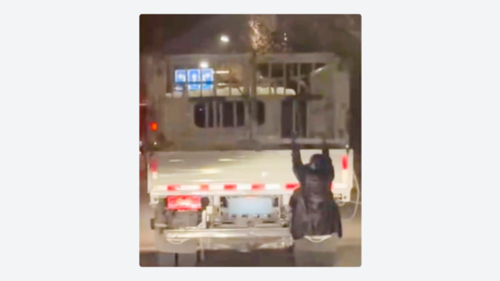 VÍDEO: Mulher se agarra a caminhão em movimento por motivo inesperado