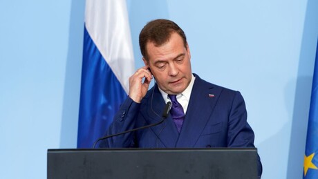 Medvedev cita obra '1984' ao falar sobre a decisão dos EUA de bloquear o Estreito de Ormuz