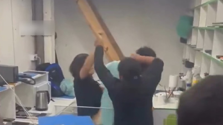 VÍDEO: Chineses são espancados após chamarem casal de 'macacos' em SP