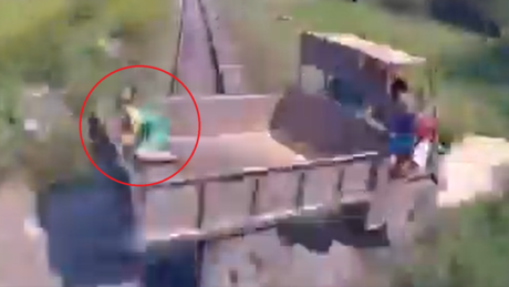 IMAGENS FORTES: Criança morre após veículo colidir com trem em travessia irregular no Vietnã