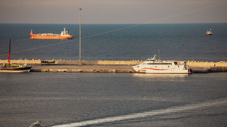 Não há sinais de bloqueio no Estreito de Ormuz, relata correspondente da RT no local