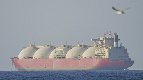 Superpetroleiro iraniano sujeito a sanções desafia bloqueio dos EUA e atravessa Estreito de Ormuz