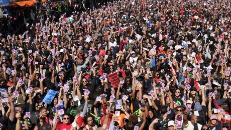 Manifestação bloqueia vias e afeta trânsito no coração de Brasília