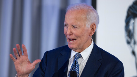 VÍDEO: Biden chama afro-americano de 'Barack Obama' e o convida para subir ao palco