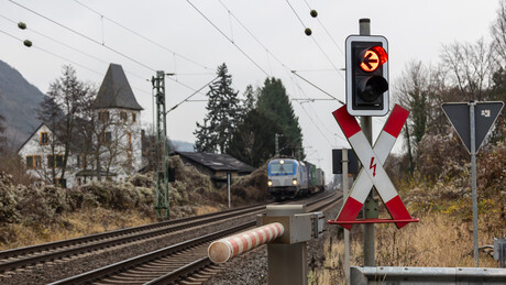 VÍDEO: Trem de carga descarrila e derrama líquido inflamável
