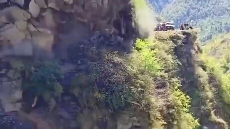 VÍDEO: Rocha gigante despenca diante das pessoas e paralisa estrada