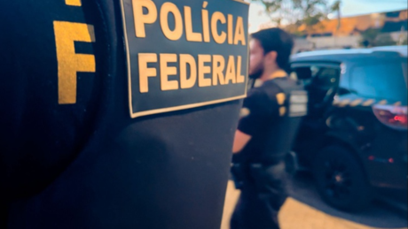Operação da Polícia Federal investiga esquema de fraudes no INSS