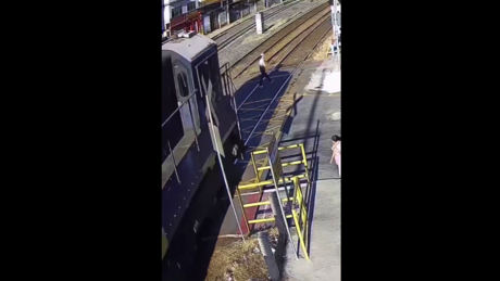 IMAGENS CHOCANTES: Idoso morre atropelado por trem no dia do aniversário no RJ
