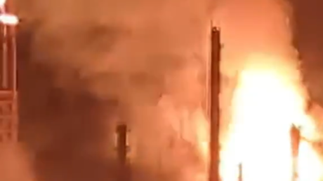 VÍDEO: Incêndio voraz consome uma refinaria na Austrália