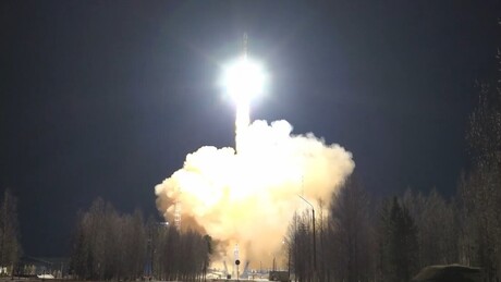 VÍDEO: Rússia lança foguete com satélites militares ao espaço