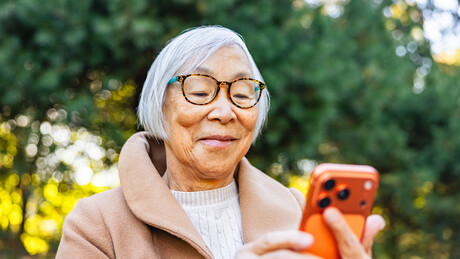 Mulher interage com clone de seu filho criado por IA sem saber que ele morreu em acidente de carro