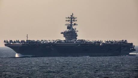 Incêndio a bordo de porta-aviões dos EUA