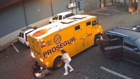 VÍDEO: Duas mulheres ficam feridas após serem atropeladas por carro-forte no Chile