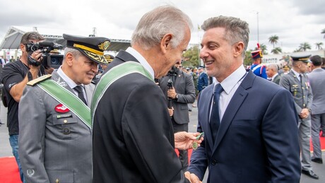 Luciano Huck é condecorado com alta honraria do Exército em cerimônia oficial