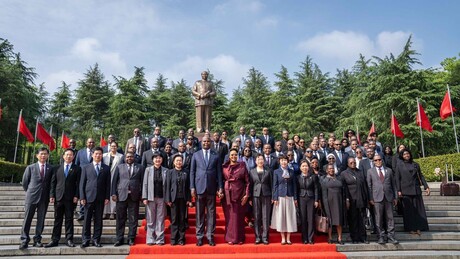 Presidente de Moçambique presta homenagem a Mao Tsé-Tung durante viagem à China