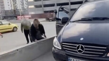 VÍDEO: Recrutadores ucranianos lançam gás de pimenta contra mulher que impedia mobilização forçada