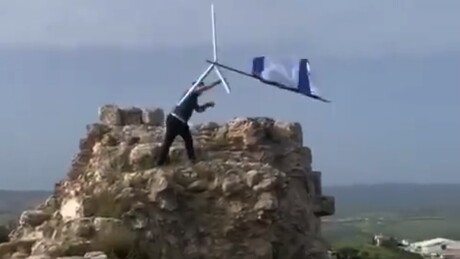 VÍDEO: Bandeira de Israel pendurada em um castelo libanês é retirada e jogada no chão