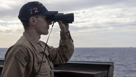 EUA investigam expulsão à força de dois navios do Estreito de Ormuz - WSJ