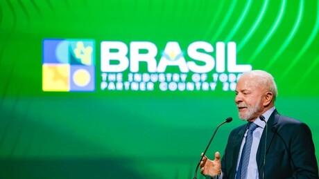 Lula afirma que mundo não deve se curvar a decisões impostas por e-mail ou tweet