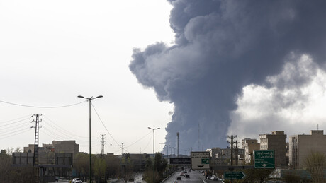 Aliado dos EUA avalia usar yuan em transações de petróleo em meio à guerra com o Irã — WSJ