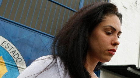 Mãe de Henry Borel se entrega à polícia após STF revogar liberdade