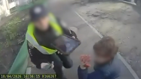 VÍDEO: Policial foge em pânico durante tiroteio em Kiev